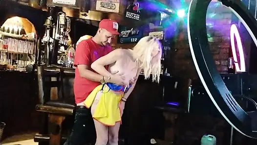 Sıkılmış ve görmezden gelinmiş. Barda kapatma zamanı.