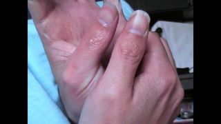 90 - Olivier Nails beißt Finger und lutscht Fetisch (11 2018)