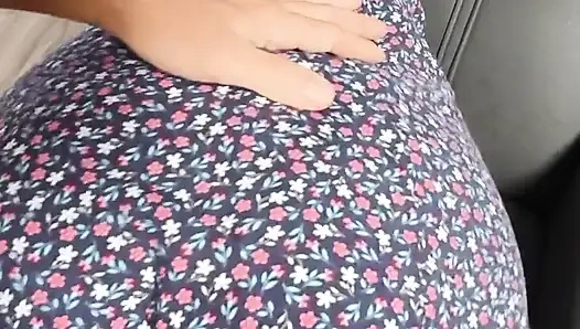 Cewek pantat bahenol dientot gaya doggy dengan gaun pendek