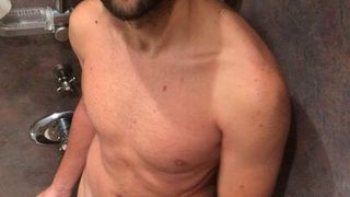 Ottawa-Junge duscht und streichelt seinen dicken Schwanz