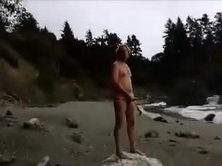 裸のビーチをなでる、見知らぬ人が彼をフィニッシュ
