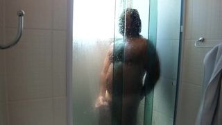 Fac duș și mă masturbez