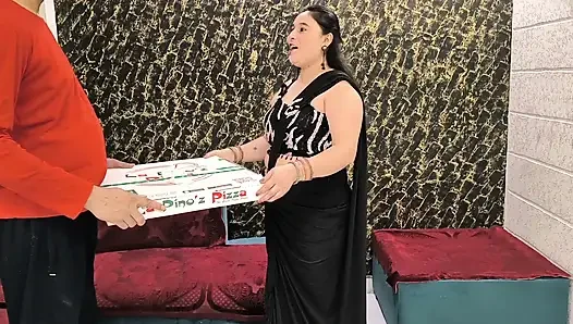 Pizzacı adam Hintli bayanı bedava pizza için sikiyor