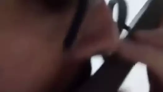 Chinelo Havaianas porn video – Lambendo o chinelo Havaianas
