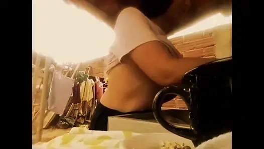 Brittany çamaşır odasında amına dokunuyor