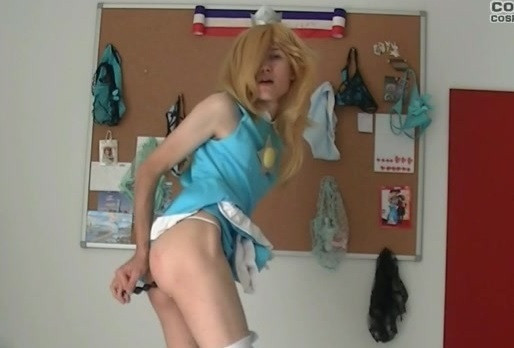 Travestito cosplay, tennis, mutandine di Rosalina e spettacolo anale