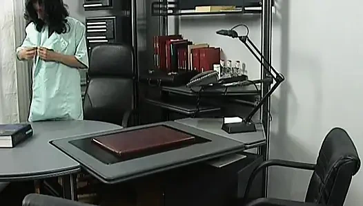 Cewek seksi jerman lagi asik ngentot kontol dokter di seks threesome