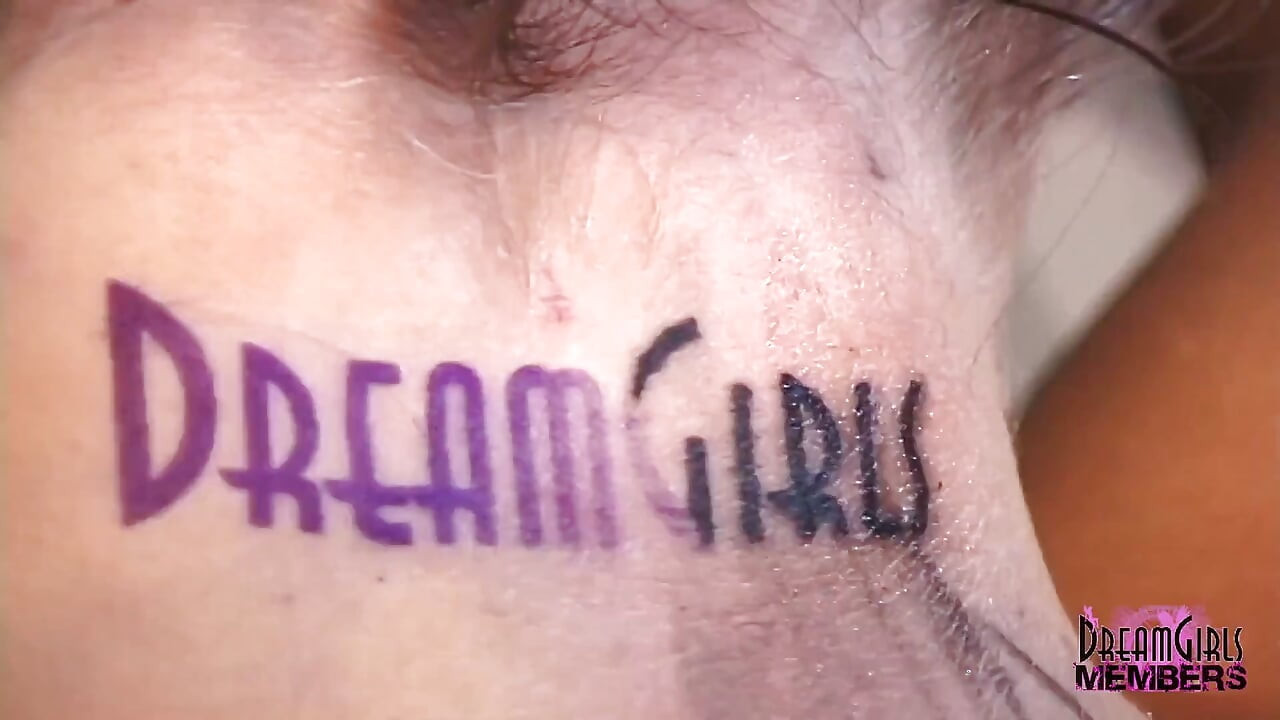 辣妹們在身上刺上Dreamgirls的刺青