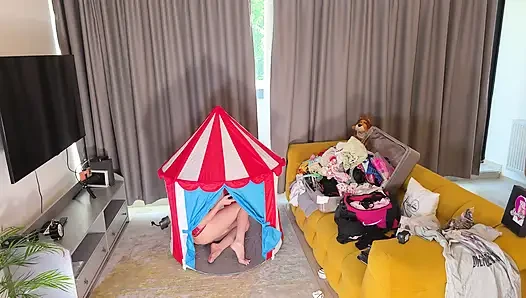 Cewek mungil rambut cokelat dientot habis-habisan sama kontol besar di tenda sirkus!