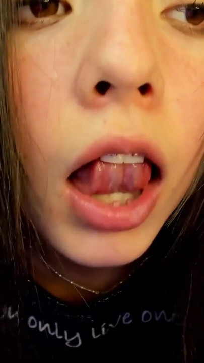 Kultni trenutak iz filma "Prekrasna webcam manekenka Salome Colucci pokazuje svoj čvrsti anus i stimulira se prstima"