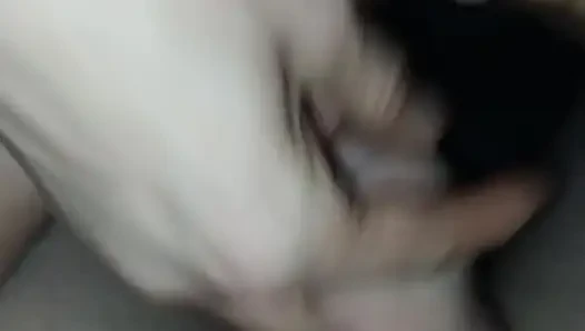 EVLI KADıN BÜYÜK KLITORISINI YARAĞıMLA DÖVÜYOR
