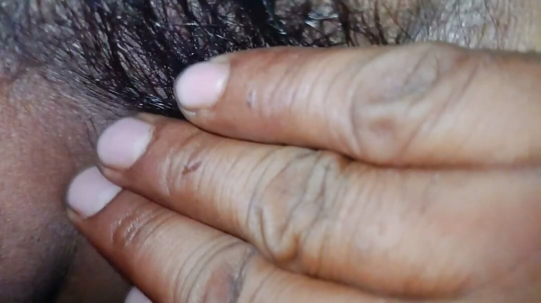 Desi kızın amına parmak soktum ve su çıkardım