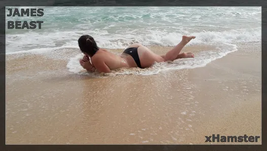 Esposa sexy brincando com o pau do marido em uma praia vazia - casal amador russo