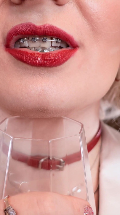 Morate podijeliti trenutak iz "Slina i pišanje pišanje Zlatna kiša - fetiš video - seksi MILF plavuša Arya"