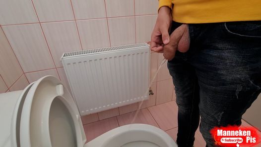 Kerel pist in een openbaar toilet en neemt een selfie