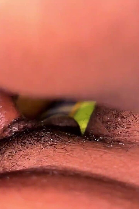 Üvey annem bana ıslak amcıkta ve kovboy kız binerken lezzetli yarağın nasıl olduğunu öğretiyor