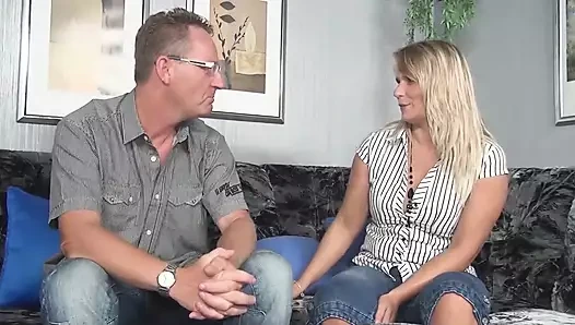 Heisse Blonde Mature MILF Bekommt Ihre Enge Pussy Feucht Geleckt