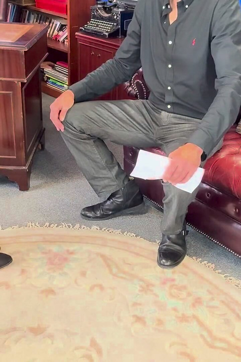 นักเรียนถูกลงโทษโดย Mr J: ตีเข่าอย่างหนัก