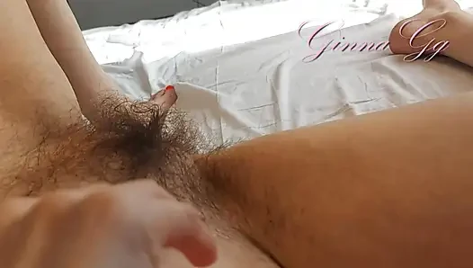 Si cewek rambut cokelat dengan jembut lebat lagi asik masturbasi memeknya sampai labia besarnya menampakkan ginnagg