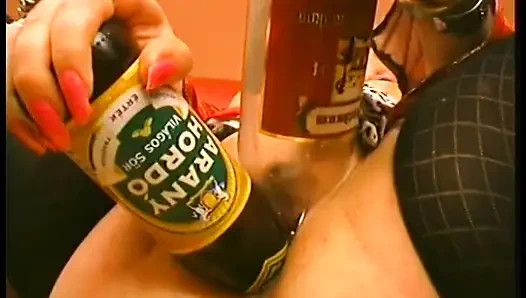 Giyinik tombul olgun sürtük şişe ve muzla deliklerini sikiyor