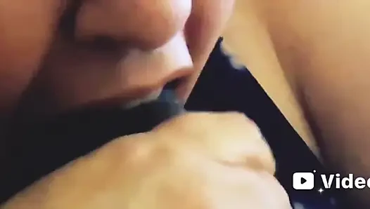 Isi tenggorokannya penuh!