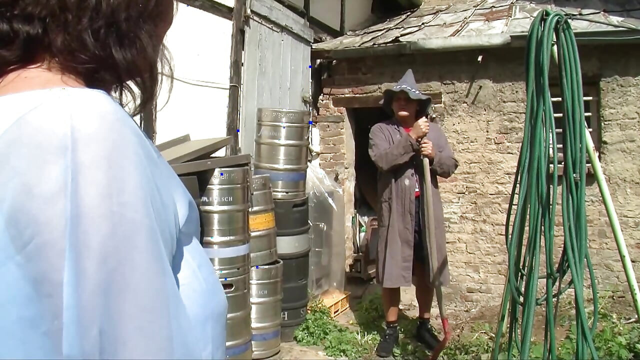 赤毛熟女は農場で夫と屋外ファックを行います