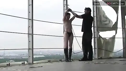 Küçük memeli seksi kız çıplakken bağlanıyor