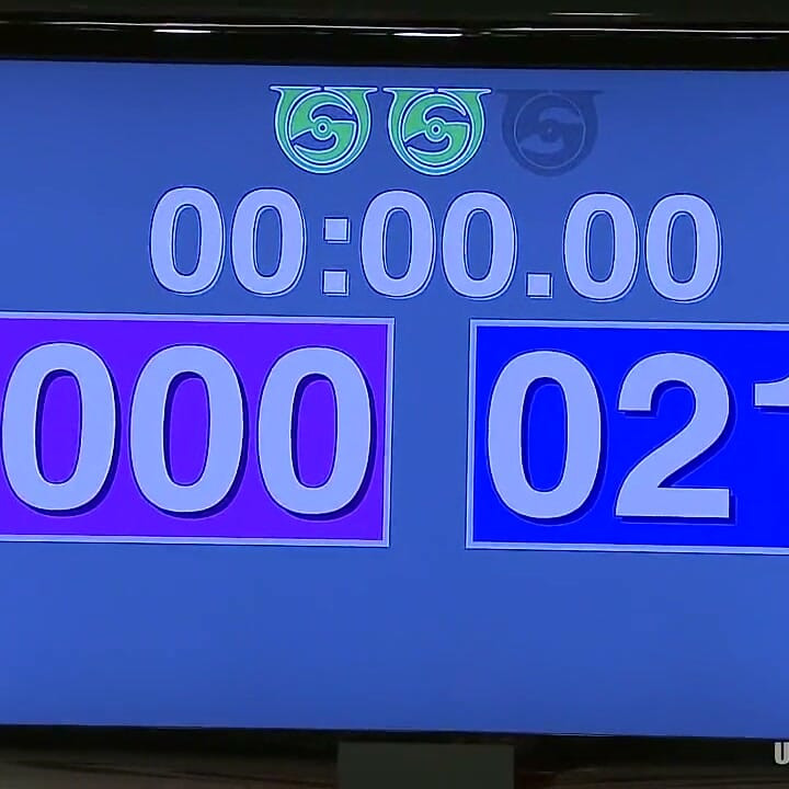 Dwie trudne dziewczyny uliczne idą łeb w zapasy bez skryptów, aby zobaczyć, kto jest najtrudniejszą suką.