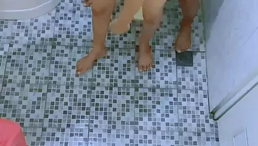 Ngentot dengan istri tetangga di toilet