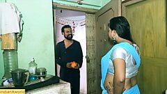 Desi quente bhabhi fazendo sexo secretamente com o filho do dono da casa !! hindi webseries sexo