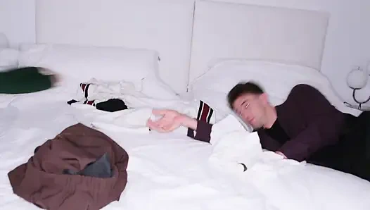 Kami memberikan sewa kepada Clea Gaultier dengan imbalan dia memberi kami vaginanya yang ketat