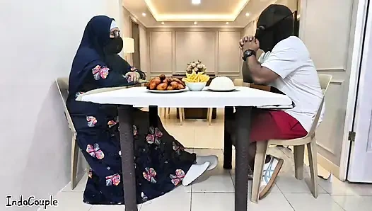 Guru sekolah hijab muslim pergi untuk kencan dengan bintang