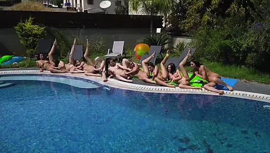 Gerçek vahşi lezbiyen genç havuz partisi