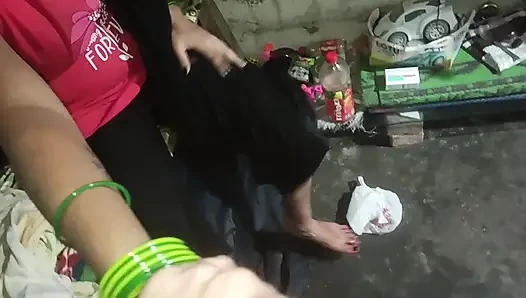 Pantat adik tiri dipukul saat suami saudara tiri keluar rumah