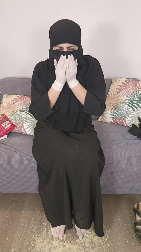 Smelling Cheesy Latex Glove of Mommy Mia Niqab