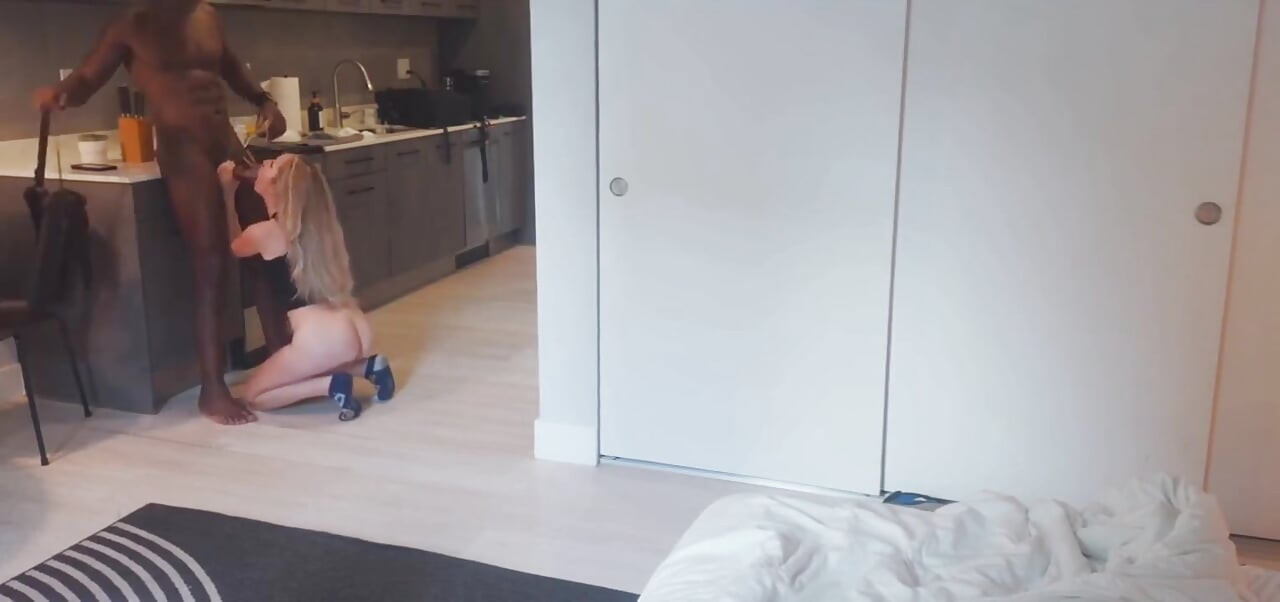Lekedate blir til en stor creampie interracial