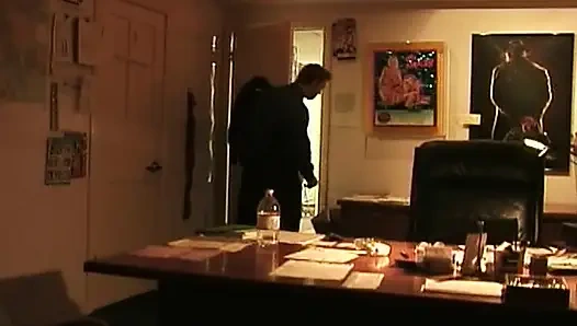 Schau zu, wie das stilvolle schätzchen ihre löcher von diesem typen mit großem schwanz benutzt wird