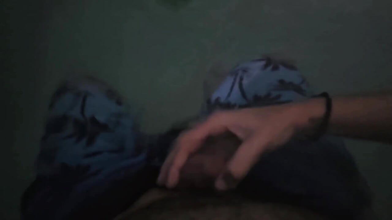 Kézimunka a medence mellett