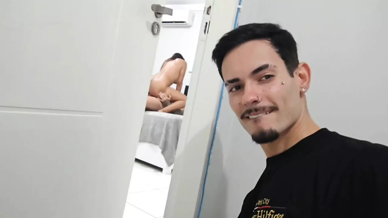 我丈夫的朋友回家，发现我们在卧室里做爱，然后在绿帽男在淋浴时把我藏起来。