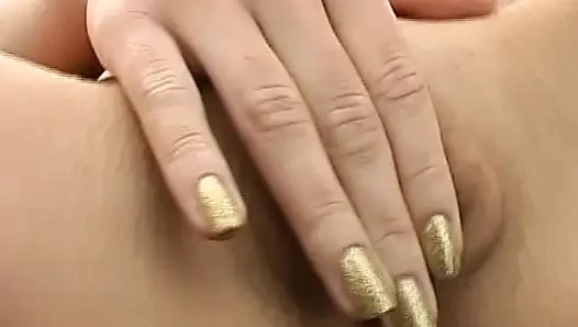 Diese blonde teenagerin aus deutschland kann nicht aufhören, mit ihrer muschi zu spielen