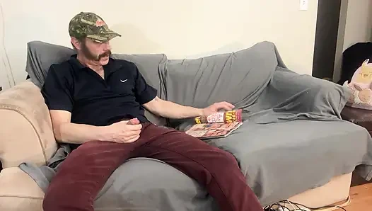 Stieftochter erwischt stiefvater beim wichsen zum porno-mag