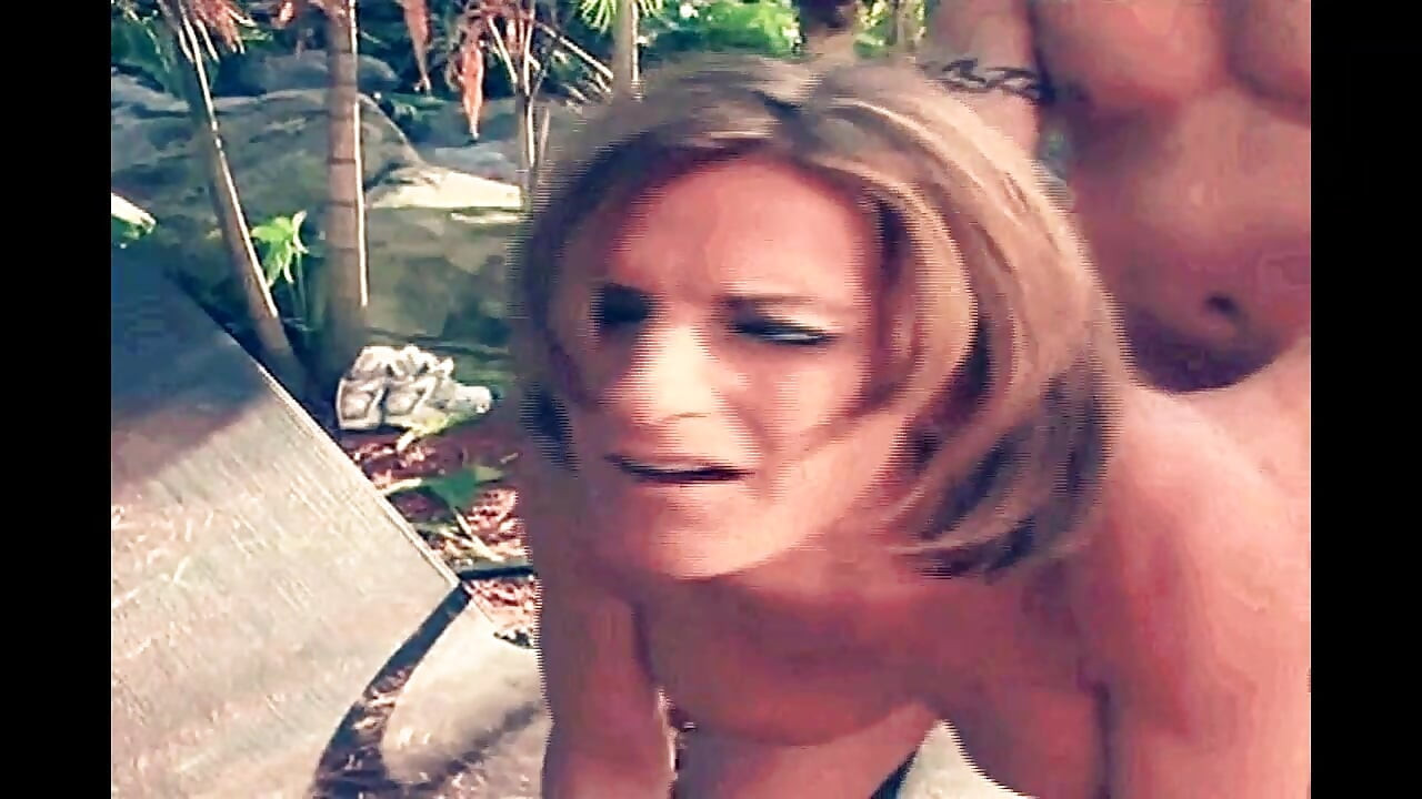 Zrela plavuša želi duboko analno jebanje