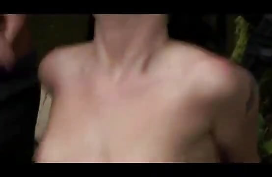 Ela encontrou segurança com dois cavaleiros grandes