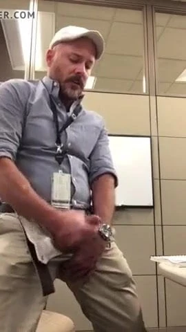 I love this sexy wanker i need to help him
