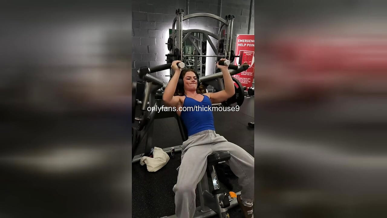 Opa na academia: Mal legal expor acidentalmente a buceta da menina durante o treino!
