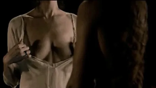 Claire (Catriona Balfe) обнажает свои груди в чужеземце