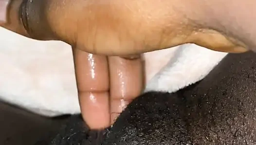 Cewek kulit hitam seksi masturbasi sendirian