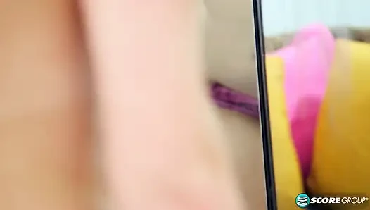 Alex blake si cewek imut 18 tahun lagi asik fingering merah mudanya di depan kamera