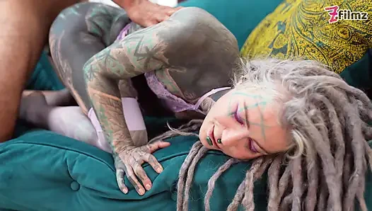 DREADHEAD-KÜken wild gefickt und von Fitter weißer mann vollgespritzt