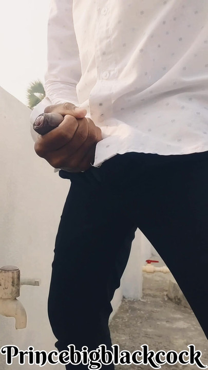 德西男孩Mithlesh在看到一个女孩在屋顶上洗澡后手淫